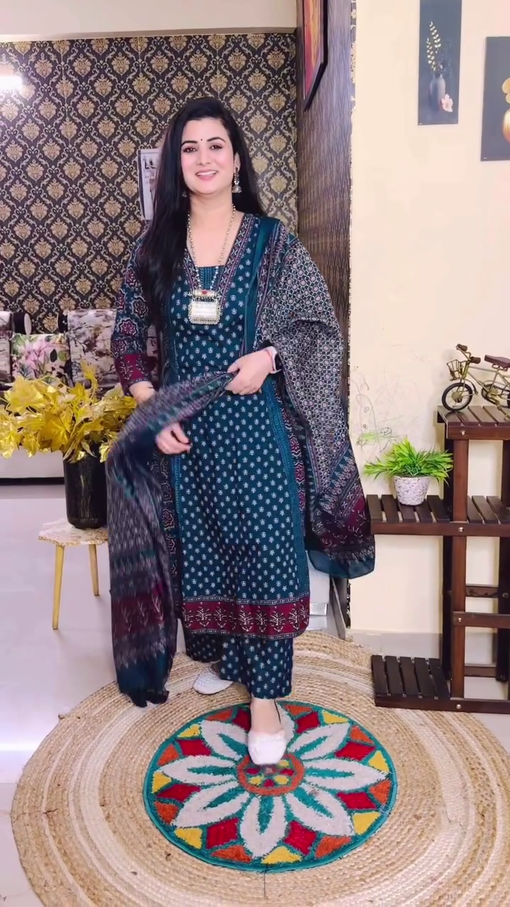 Red Casual Kurta Set with Bag Styling - Image 3