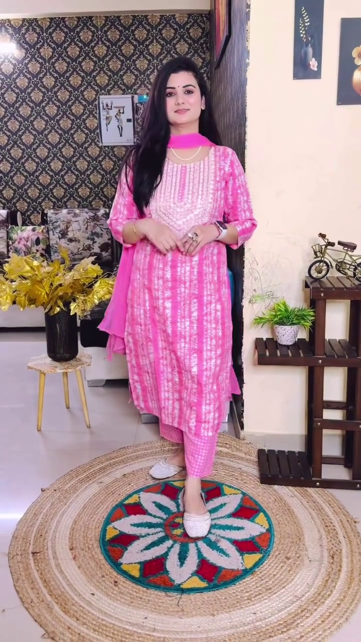 Red Casual Kurta Set with Bag Styling - Image 5